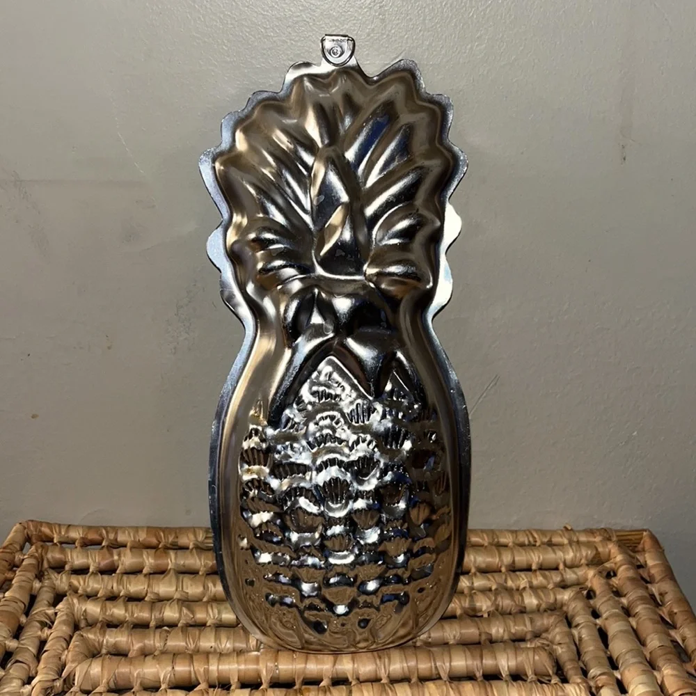 Vintage Aluminum Pineapple Shaped Jello/Cake Mold - Picture 4 of 8
